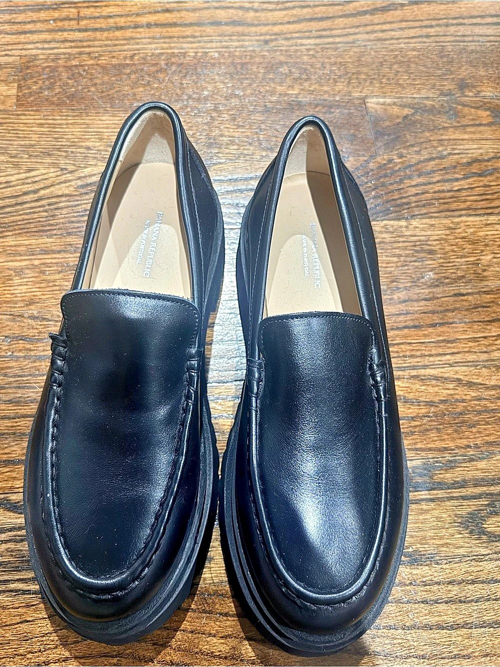 ✨BANANA REPUBLIC BLACK LEATHER LUG LOAFERS ✨
US 8 Like New